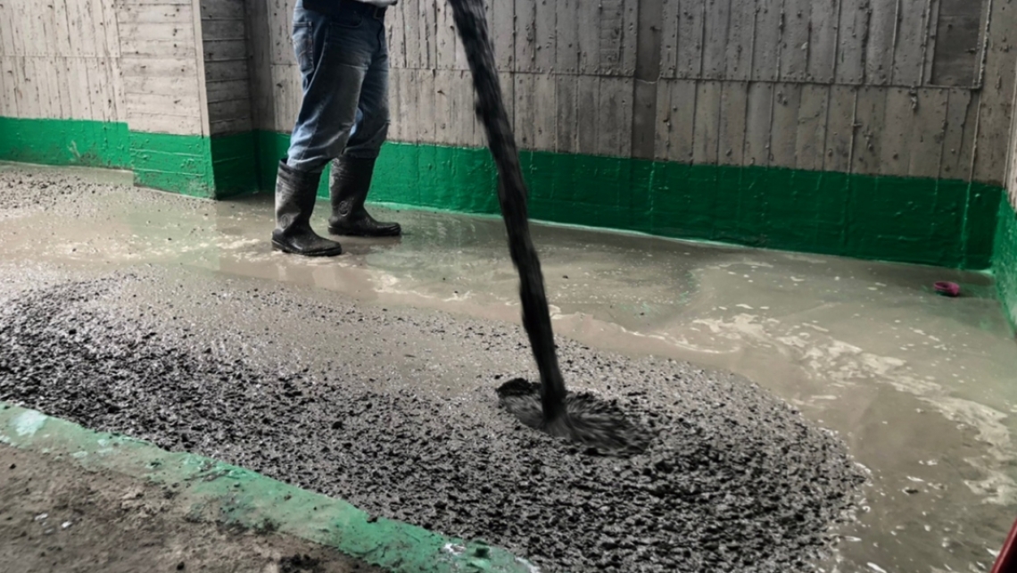 『知間堂』工程進度11：施作防水保護前灑水使用黏著劑接著在RC 210kg混凝土灌漿澆置養護一天施工完成